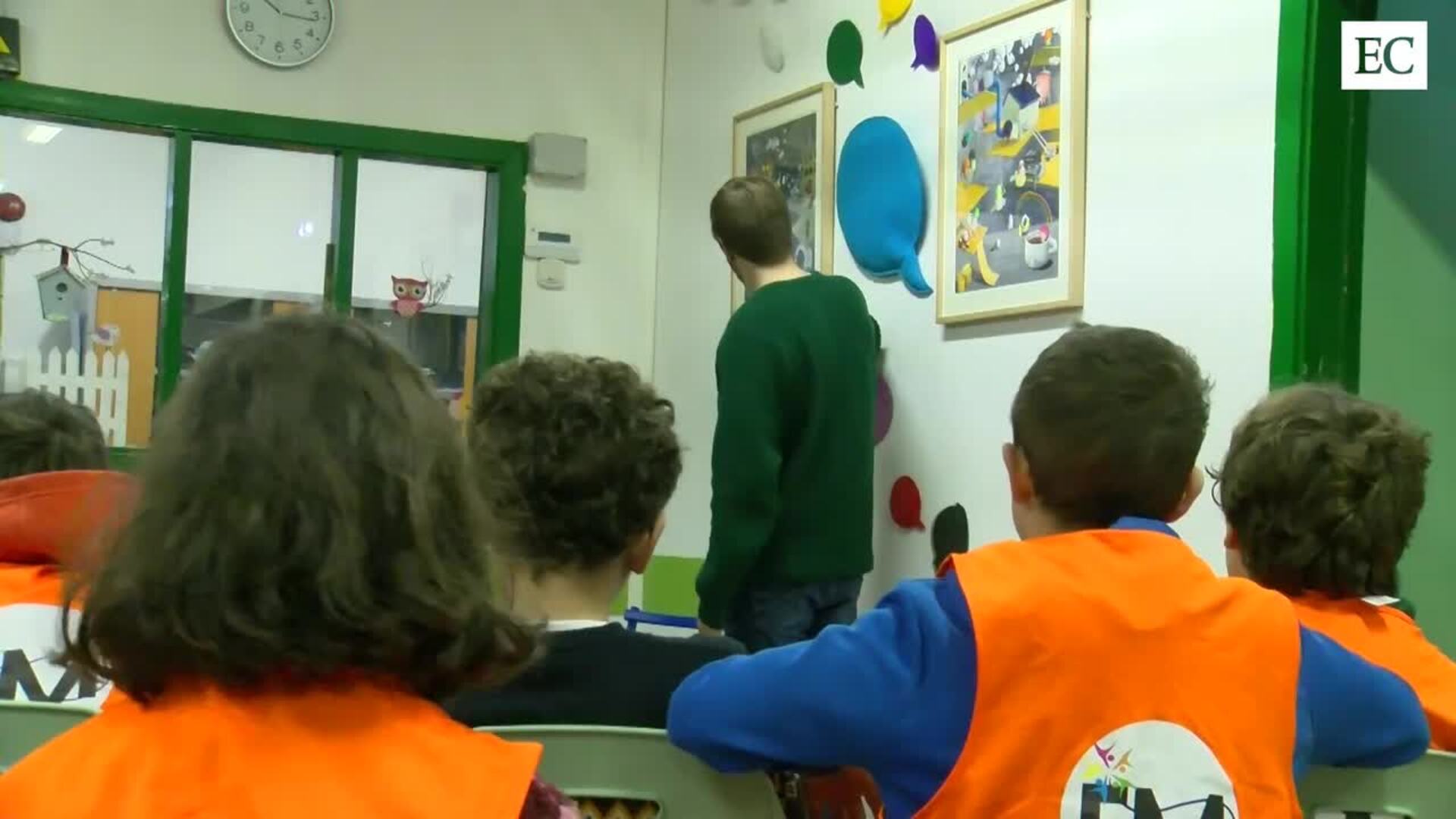 Edgar Plans dona dos cuadros al colegio Begoña de Gijón en el marco de la celebración del Día de la Paz