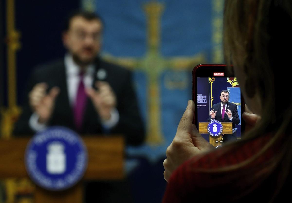 Adrián Barbón, durante su comparecencia.