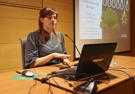 La investigadora Mónica Escandón explicó sus estudios sobre los bosques en el Aula de Cultura.