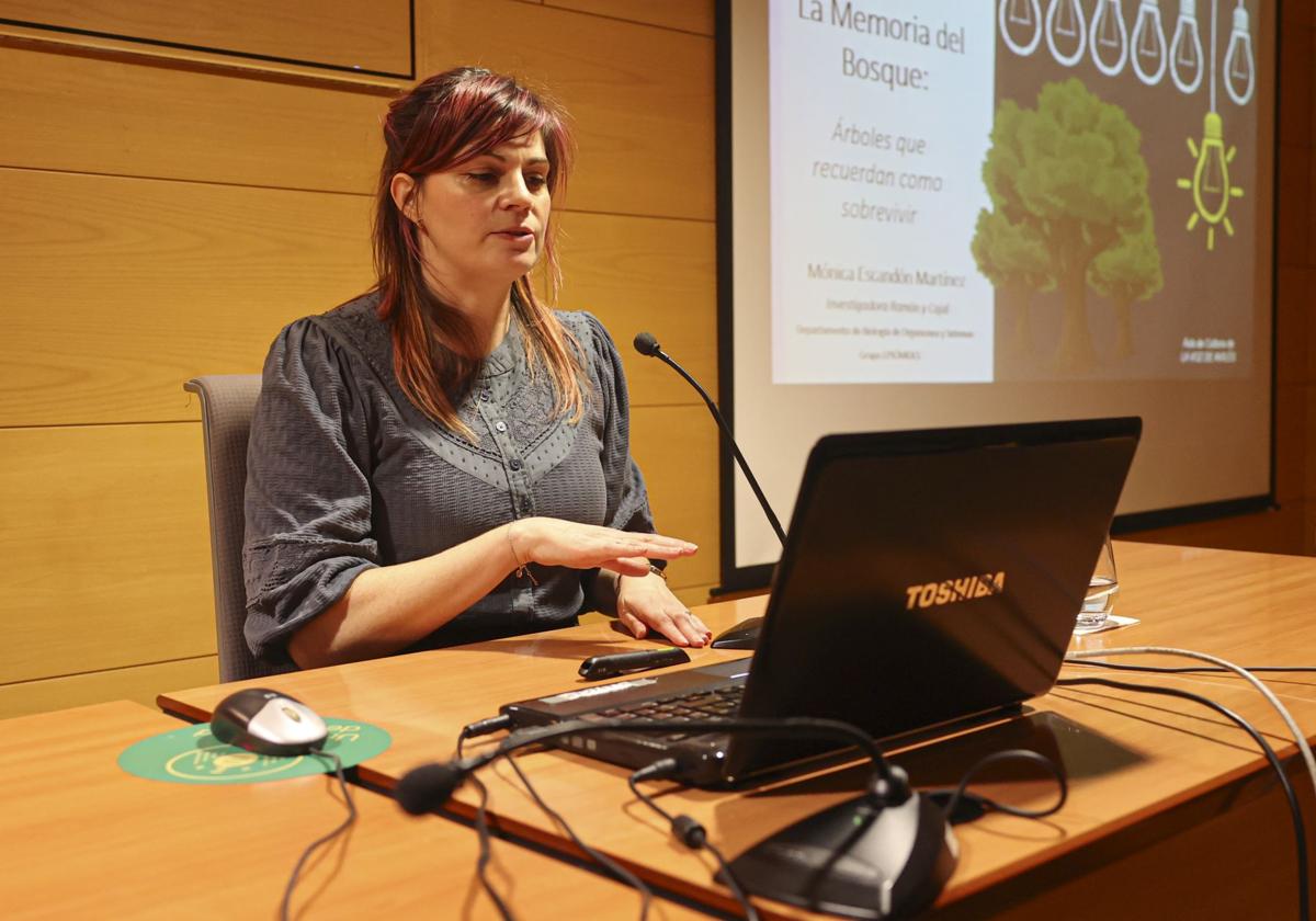 La investigadora Mónica Escandón explicó sus estudios sobre los bosques en el Aula de Cultura.