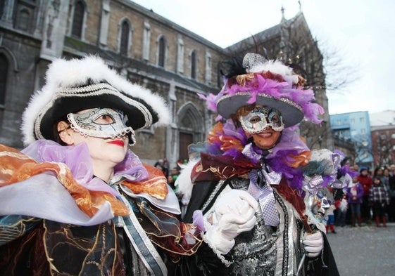 Dos personas disfrazadas en el Desfile del Martes Carnaval del Carnaval de Avilés.