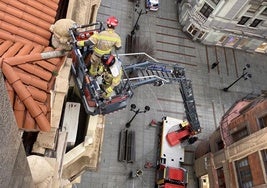 Los bomberos durante la intervención en un edificio de la calle Corrida.