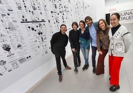 Pablo del Soto (en el centro) con cinco artistas presentes en la muestra: por la izquierda, Martyna Marciniak, Calin Segal, Elisa Cuesta, Sonya Isupova y Lara Lesmes.