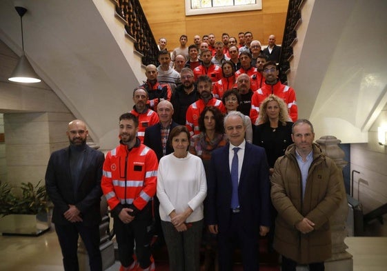 Jesús Martínez Salvador, Jaime Batalla, Carmen Moriyón, Ricardo Gabaldón y Esteban Anta, junto a los ediles y voluntarios de la EMA y Bomberos, homenajeados ayer por su labor en Valencia.