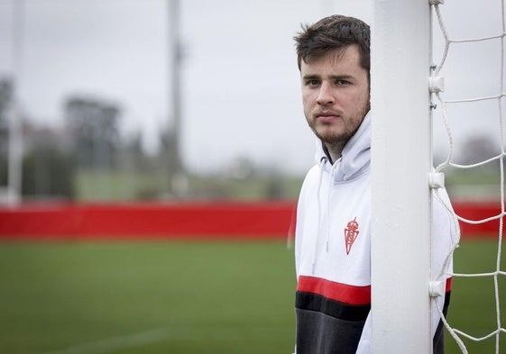 Guille Rosas, jugador del Sporting de Gijón, antes de su entrevista con EL COMERCIO.