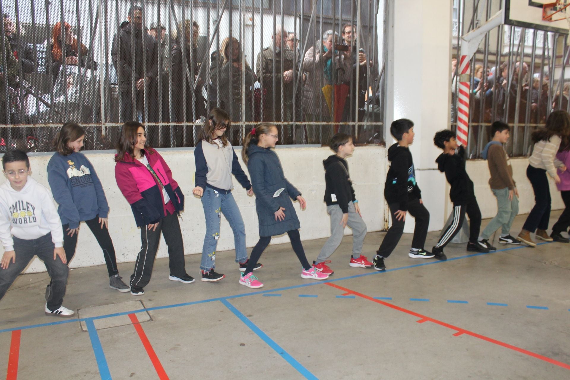 En imágenes: así celebraron los escolares de Gijón el día de la paz