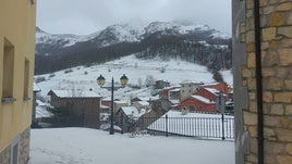 Nieve, mucho viento y fuerte oleaje en Asturias por cupla de 'Ivo'