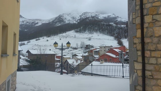 Nieve, mucho viento y fuerte oleaje en Asturias por cupla de 'Ivo'