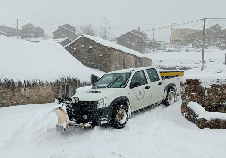 En la foto, nieve Somiedo. En el vídeo, intenso oleaje en la costa asturiana.