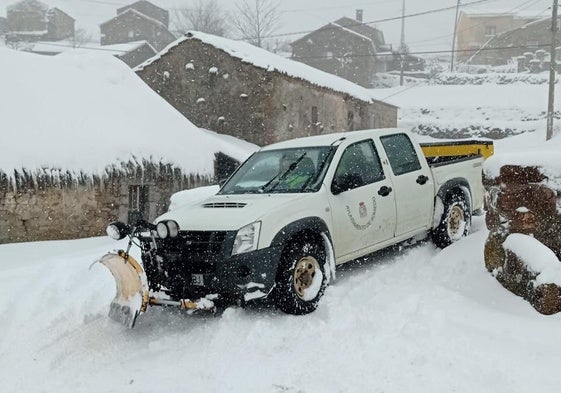 En la foto, nieve Somiedo. En el vídeo, intenso oleaje en la costa asturiana.