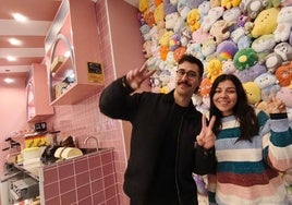 Joaquín Collado y África Peco, en Kawaii, la nueva cafetería de estética japonesa de la ciudad.