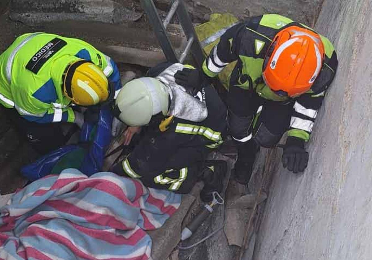 Herido un hombre tras hundirse el tejado de una construcción y quedar atrapado bajo los escombros en El Franco