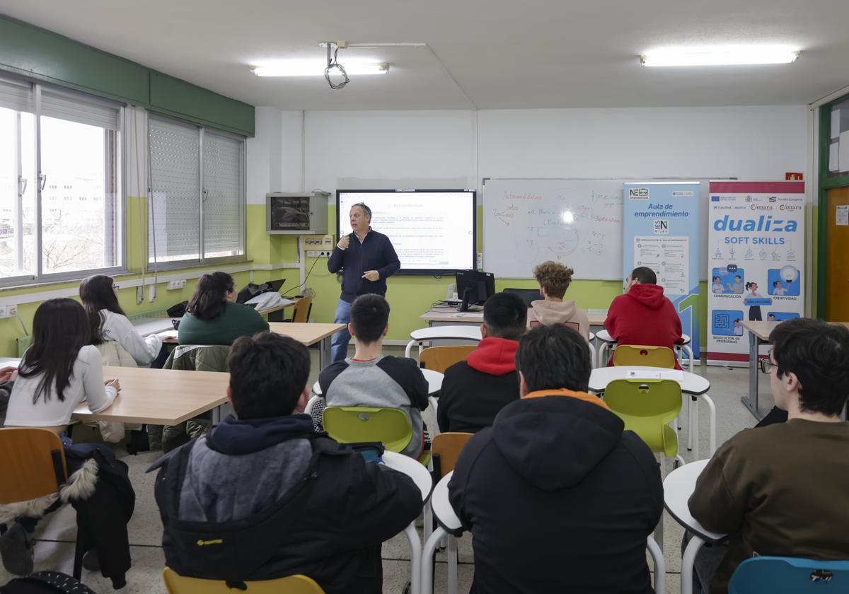 Javier Martín, consultor de recursos humanos, imparte una sesión sobre empleabilidad a los alumnos de FP del IES Número 1 de Gijón.