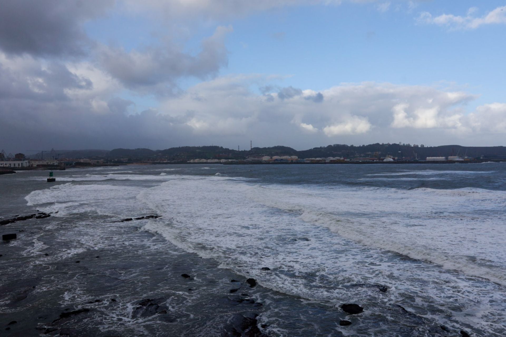 Nieve, mucho viento y fuerte oleaje en Asturias por cupla de &#039;Ivo&#039;