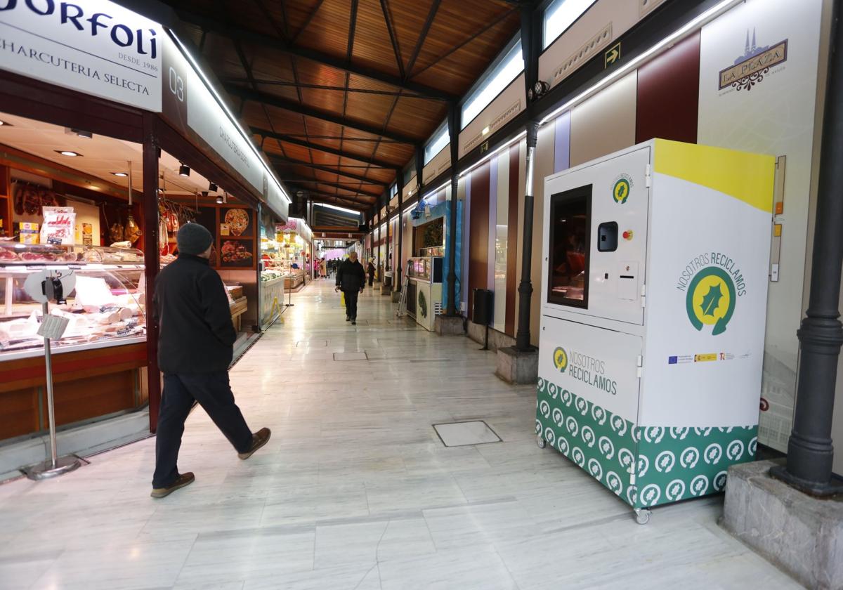 La nueva máquina de reciclaje, en la plaza de abastos.