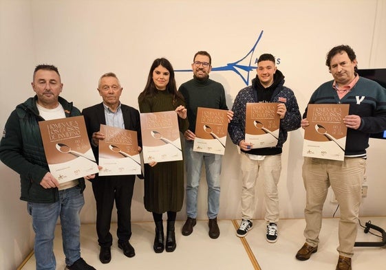 Participantes y organizadores de las jornadas, ayer, en la presentación en el Ayuntamiento.