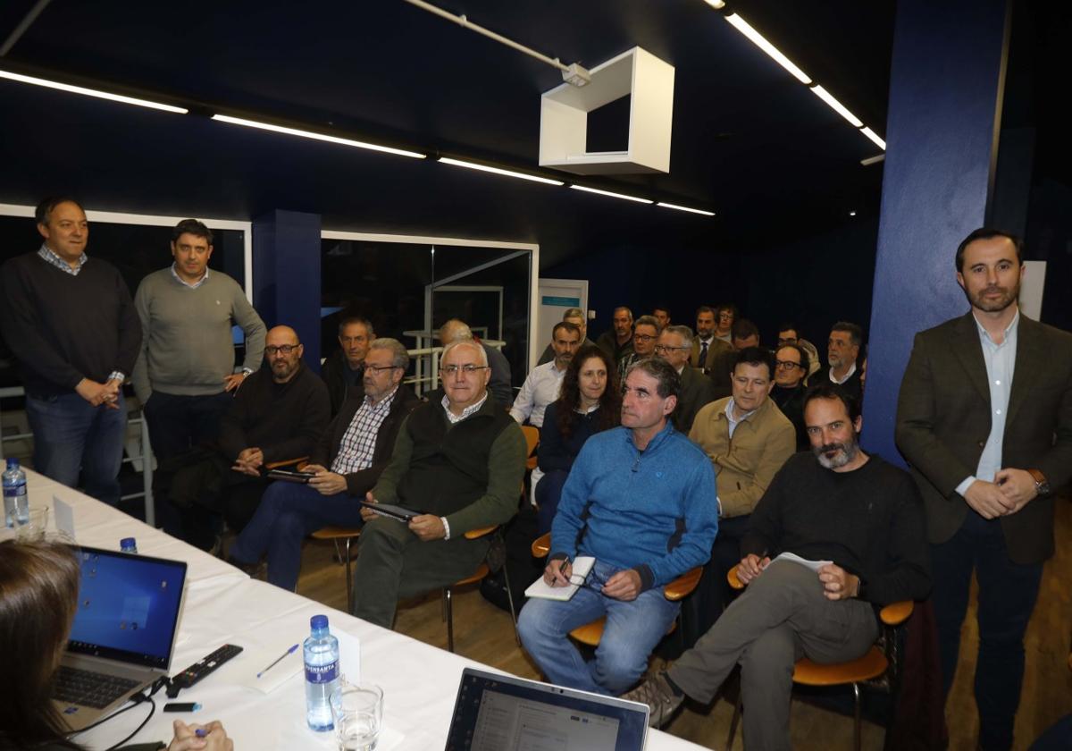 Alejandro Vega y Francisco González (a la izquierda) y David Villar (a la derecha), acompañados de los asistentes al foro.