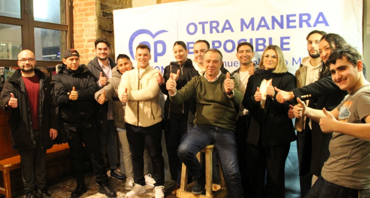 Del Pino, ayer, con jóvenes afiliados y simpatizantes del PP.