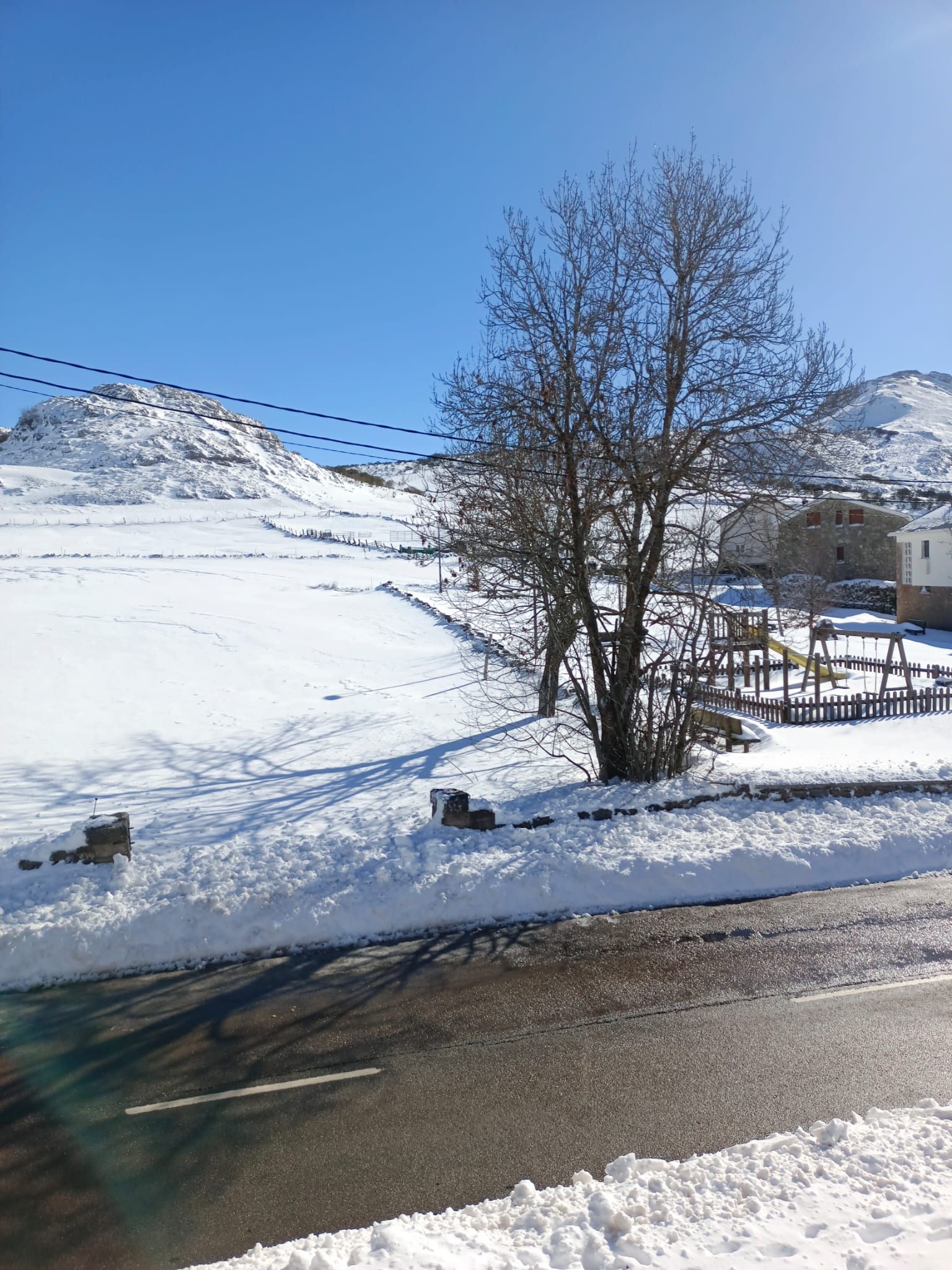 En El Puerto, mucha nieve, pero la carretera está limpia y despejada.