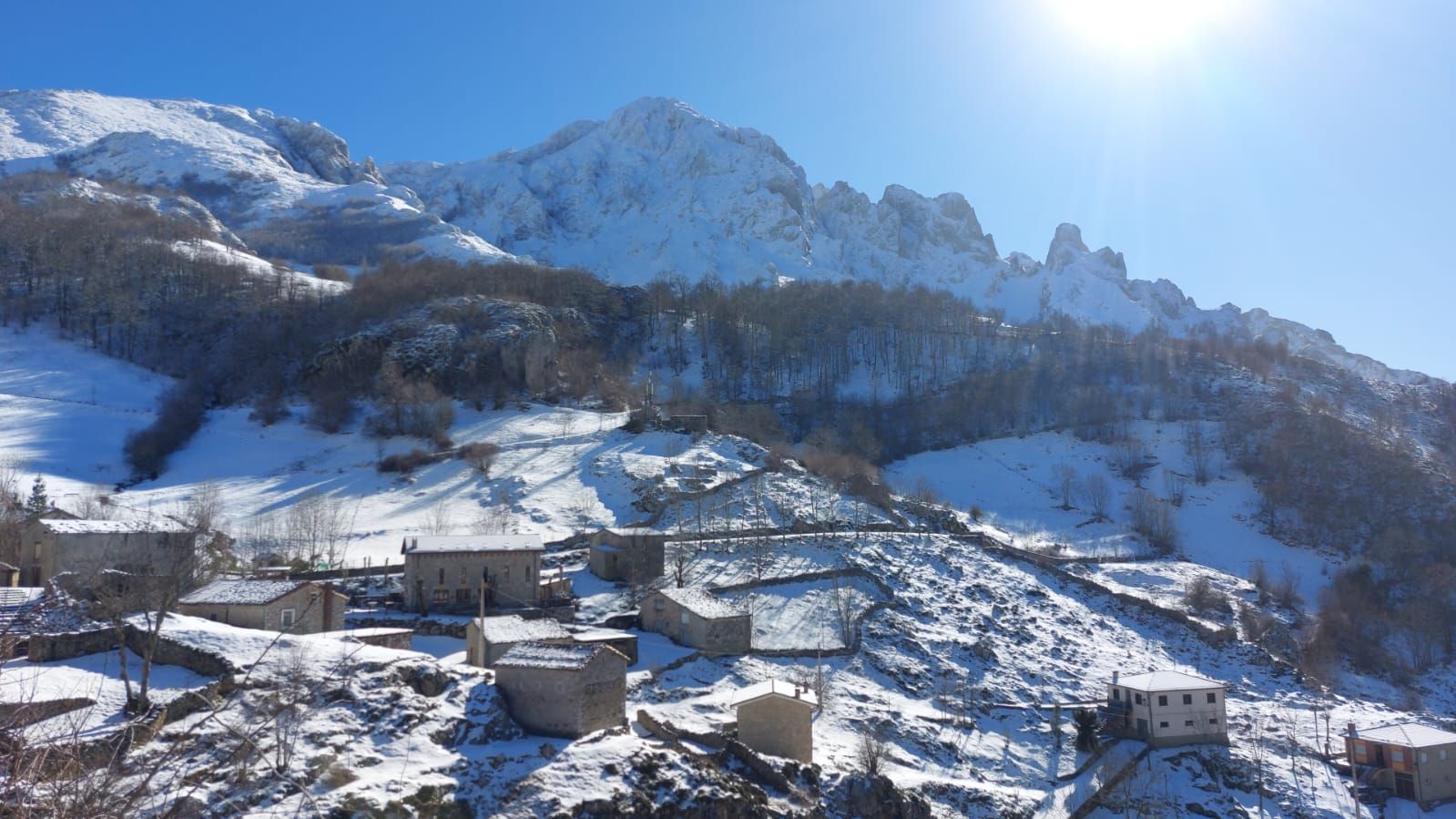 La pared norte del monte Deboru muestra sus rocas completamente cubiertas de nieve.