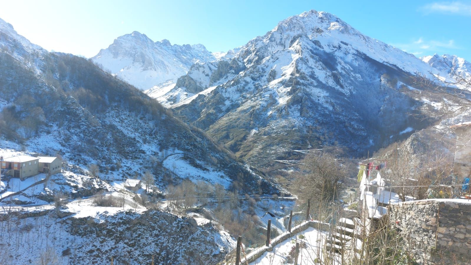 A la izquierda, el Escamalláu; en el centro, Las Moñas, donde se ve la subida en zig-zag y que la nieve apenas cubre a la altura del acceso hacia Las Invernales de Sotres; al fondo Los Albos lucen impresionantes.