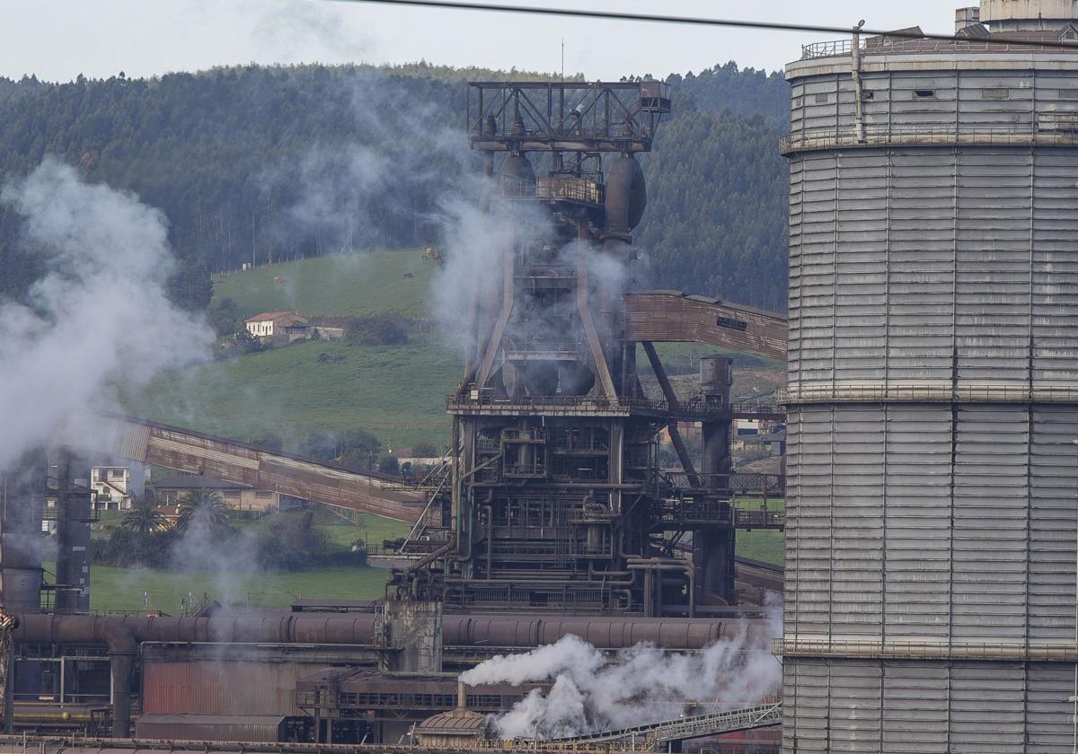 Uno de los dos hornos altos de Arcelor en la planta de Gijón.