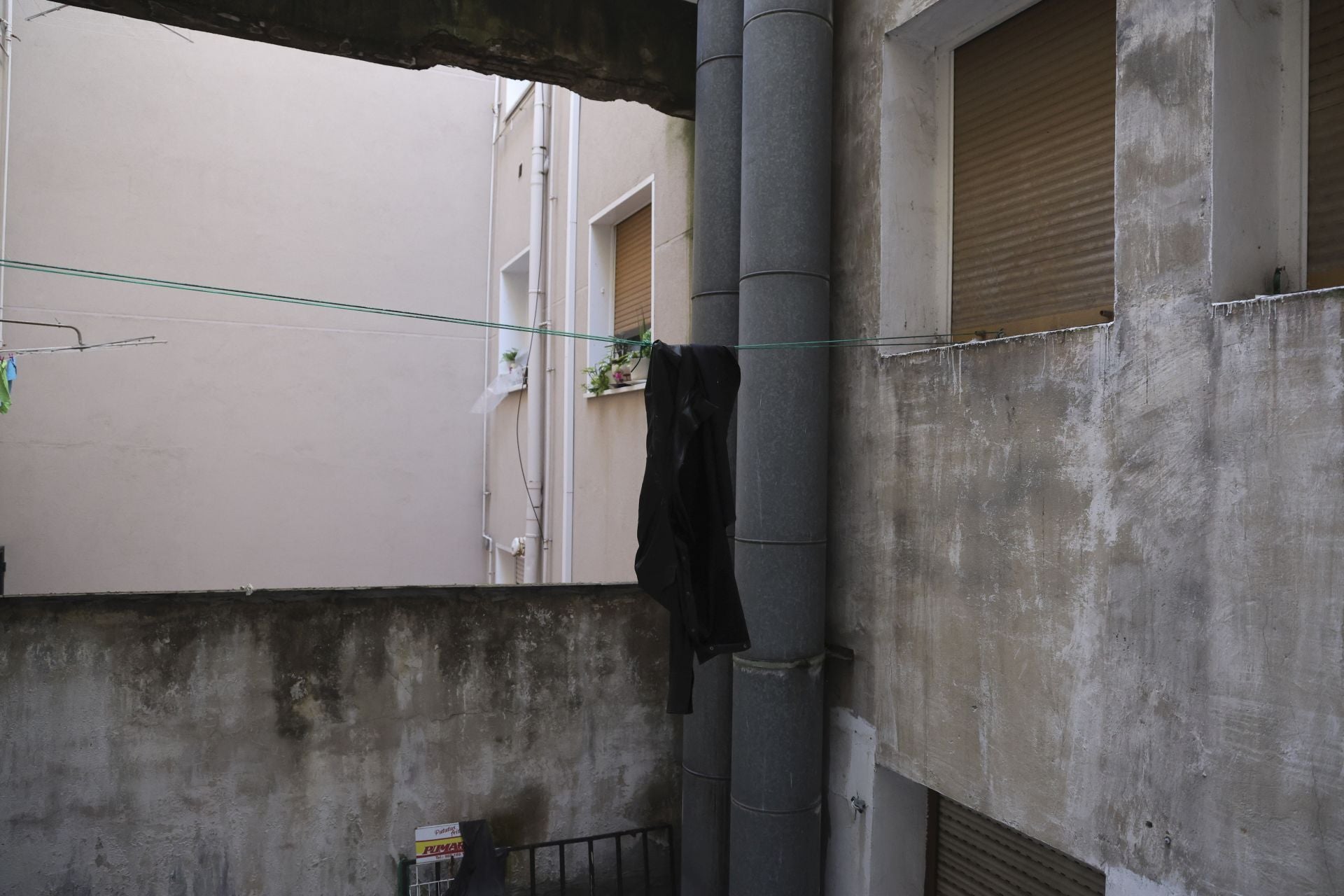 Así se encuentra por dentro el edificio okupado de la calle Aguado, en Gijón