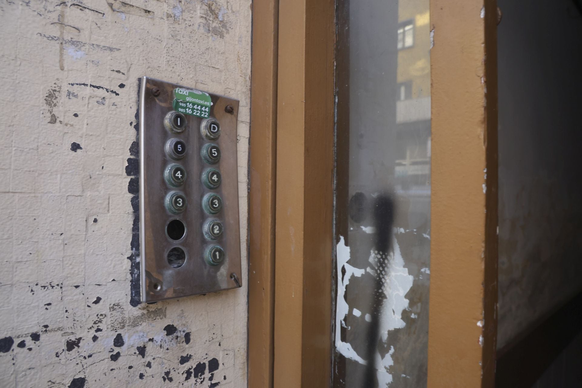 Así se encuentra por dentro el edificio okupado de la calle Aguado, en Gijón