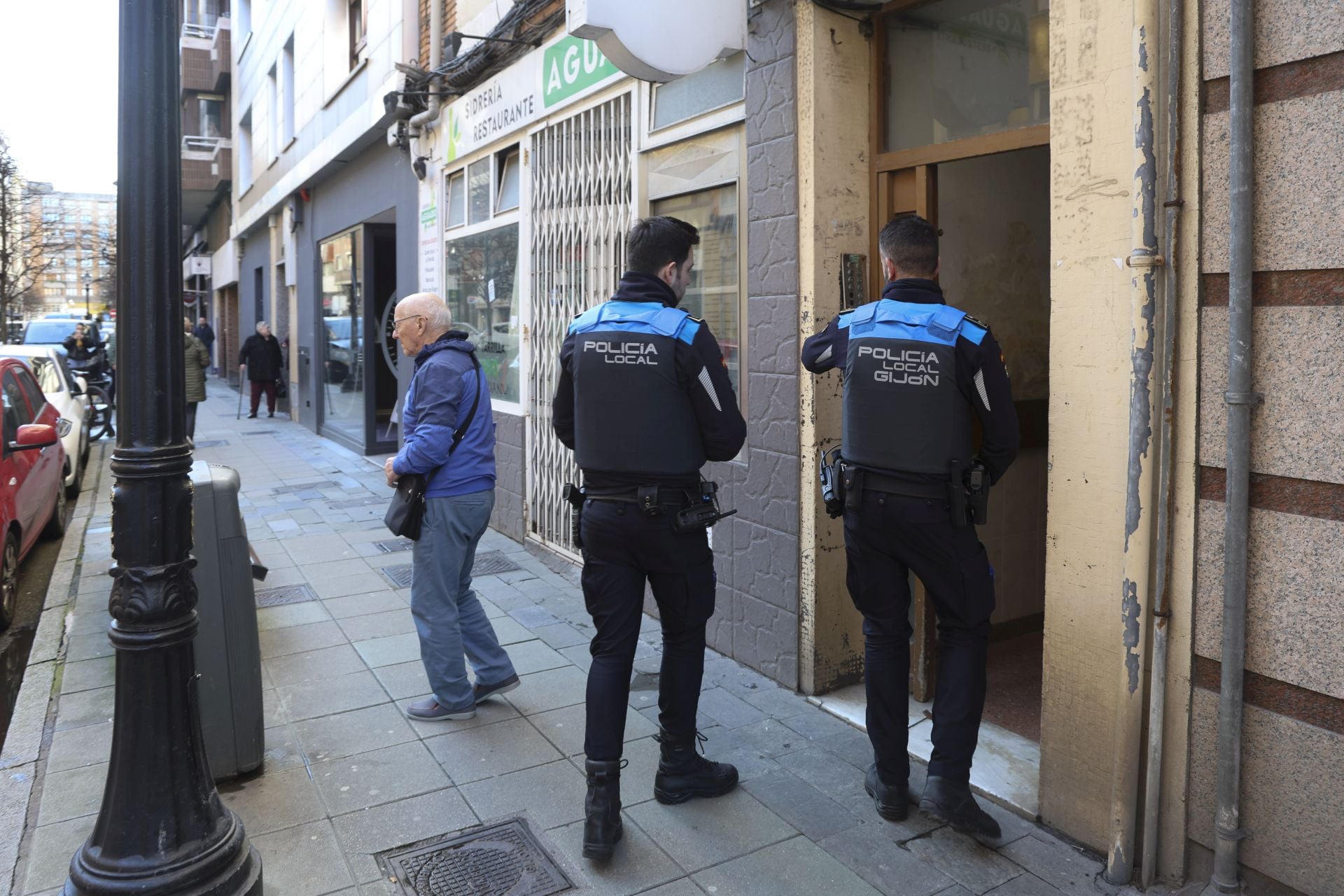 Así se encuentra por dentro el edificio okupado de la calle Aguado, en Gijón