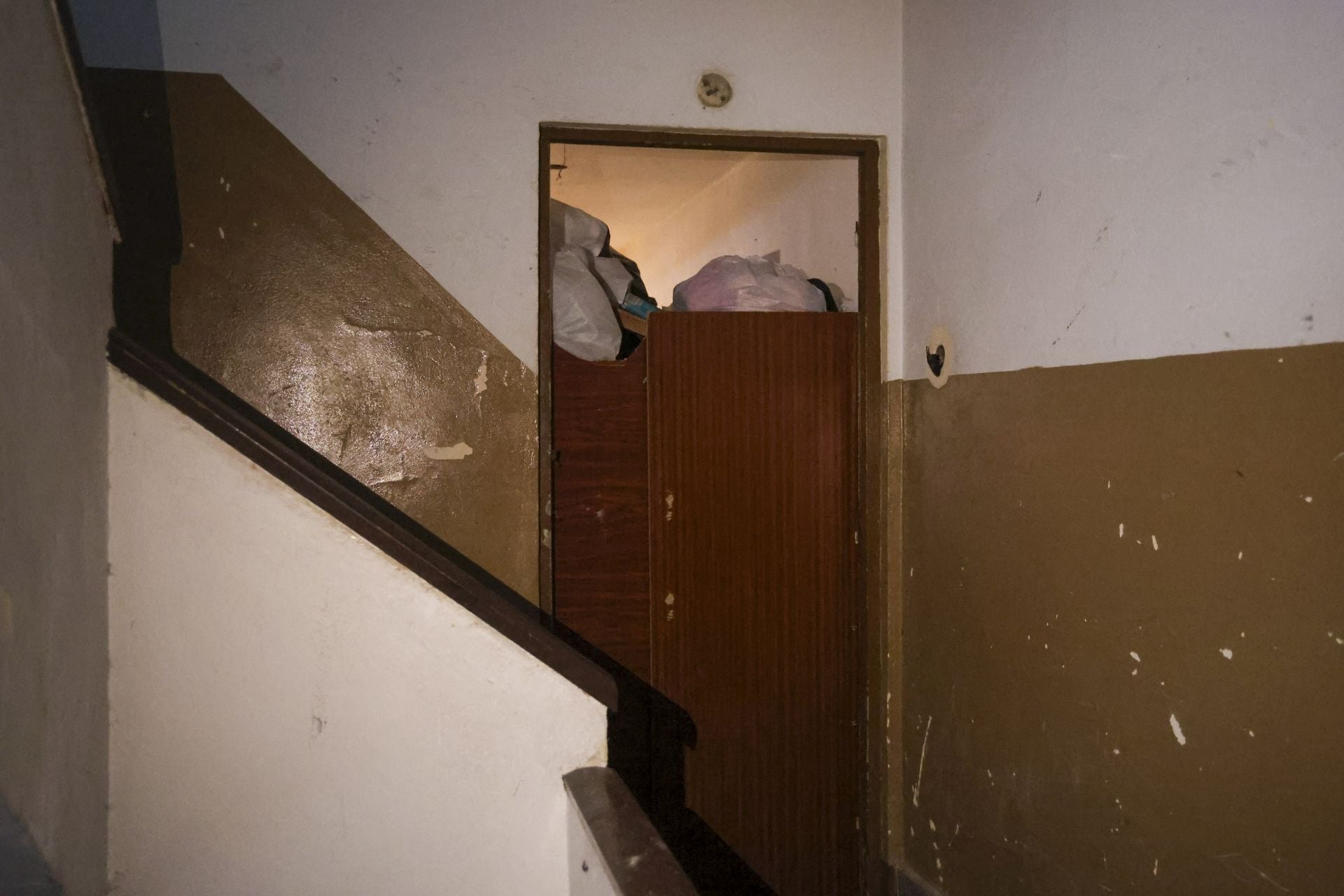 Así se encuentra por dentro el edificio okupado de la calle Aguado, en Gijón