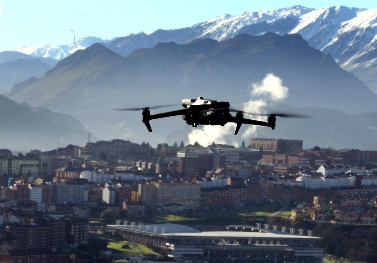 Imagen principal - «Un dron, como herramienta, tiene posibilidades infinitas tanto para el bien como para el mal»