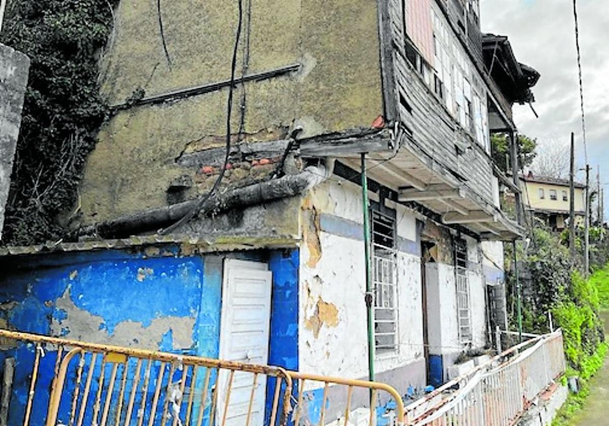 Una de las casas que se está cayendo sobre el camino vecinal que está por encima de las vías del tren.