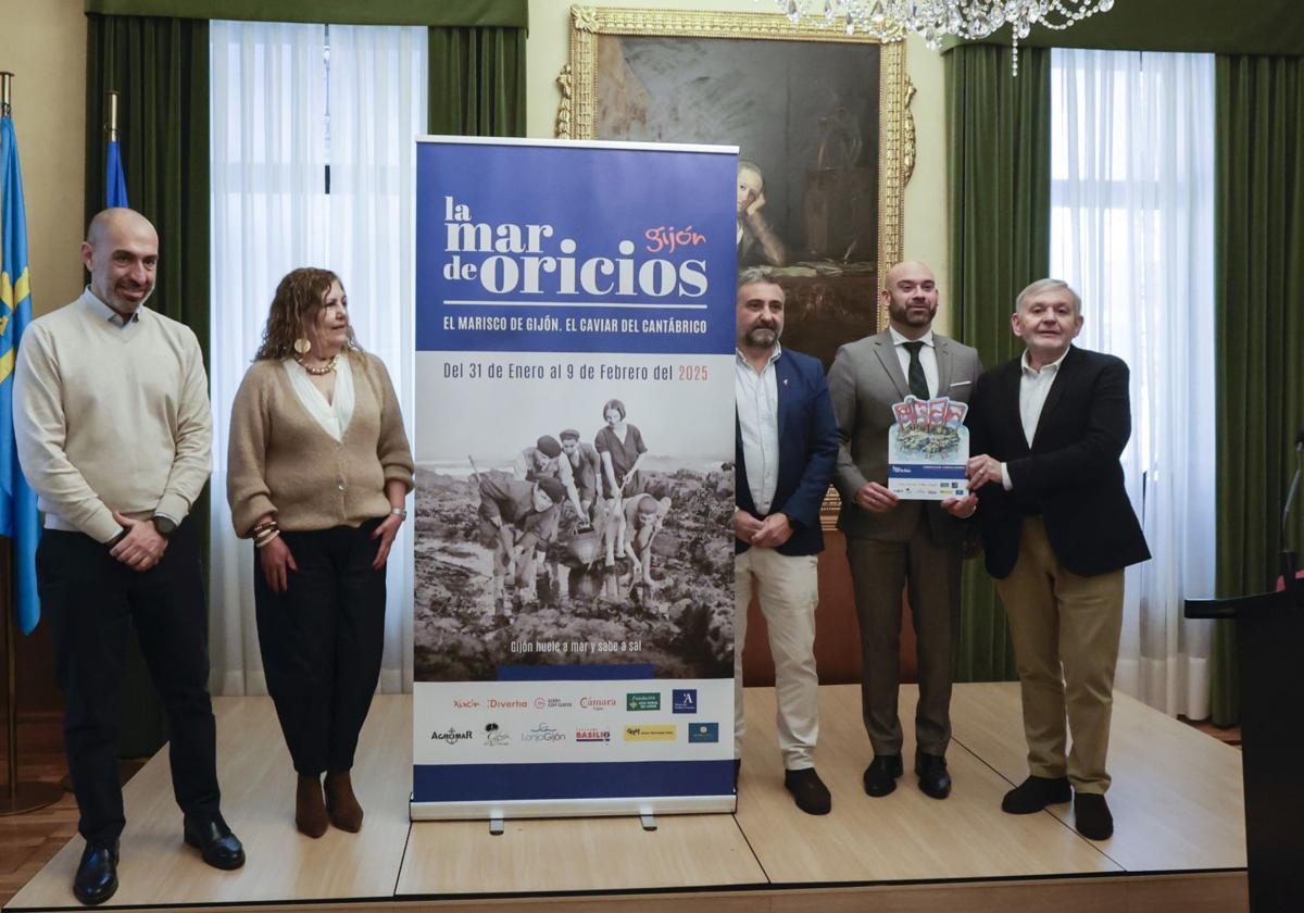 Óliver Suárez, presidente de Divertia; Marina Pineda, concejala del PSOE; Vicente Fernández, gerente de Nortegráfico; Jesús Martínez Salvador, portavoz municipal, y José Ramón Ciaño, presidente de Caja Rural de Gijón