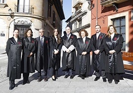 Benigno Villarejo, en el centro, junto al resto de miembros de la nueva junta de gobierno del Colegio de la Abogacía de Gijón, en la Colegiata de San Juan Bautista.