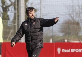 Rubén Albés, durante el entrenamiento de hoy del Sporting en Mareo.