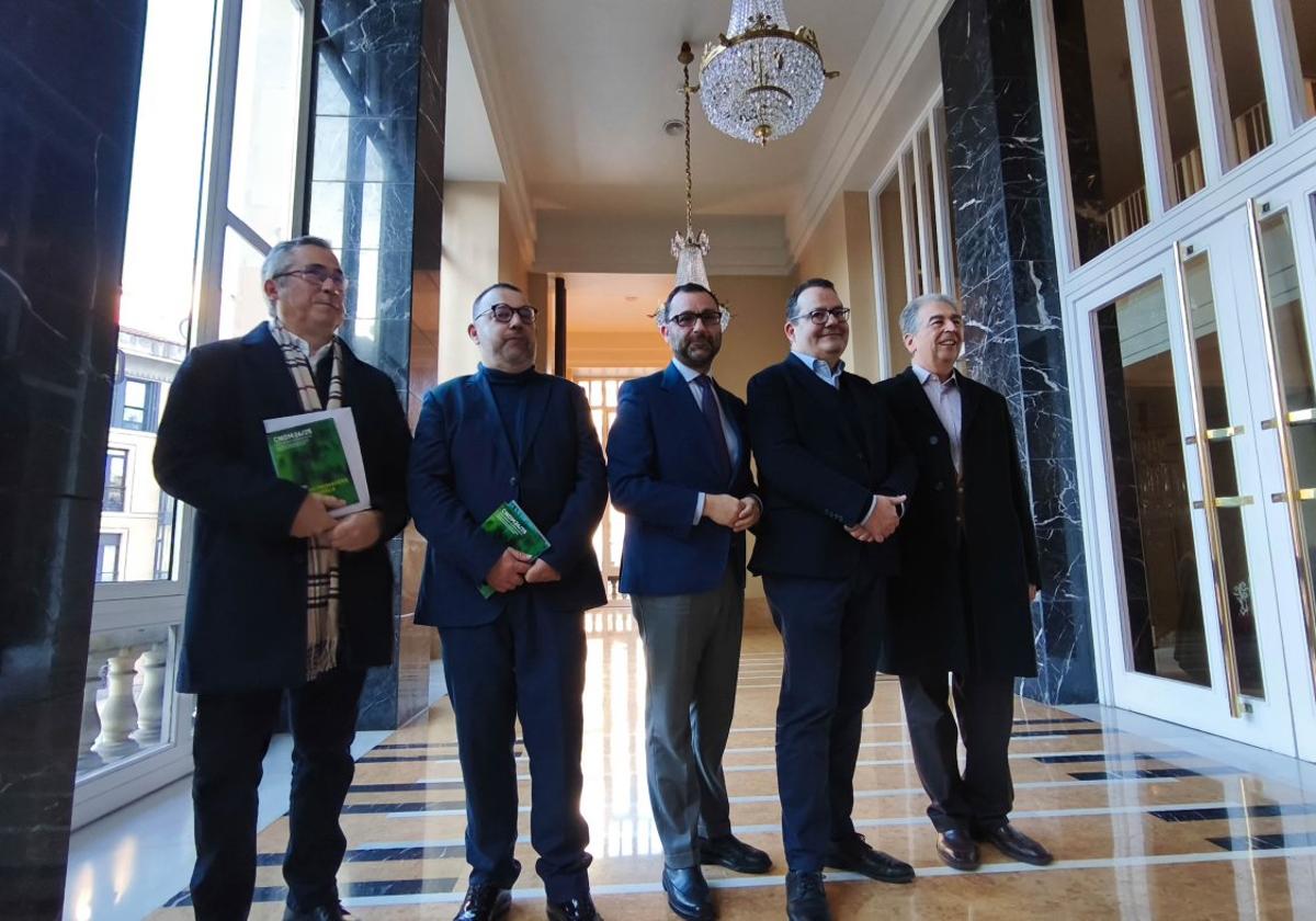 Santiago Ruiz de la Peña, Cosme Marina, David Álvarez, Francisco Lorenzo y Ramón Sobrino, en la presentación del ciclo en el Campoamor.