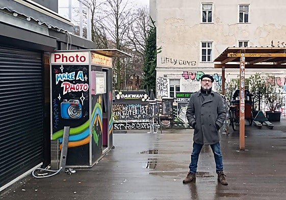 Dionisio Urbina, cerca del Muro de Berlín, próximo al distrito de Friedrichshain donde vive con su novia alemana, Olivia.