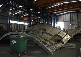 Detalle de piezas del criostato en 2017 durante su construcció.