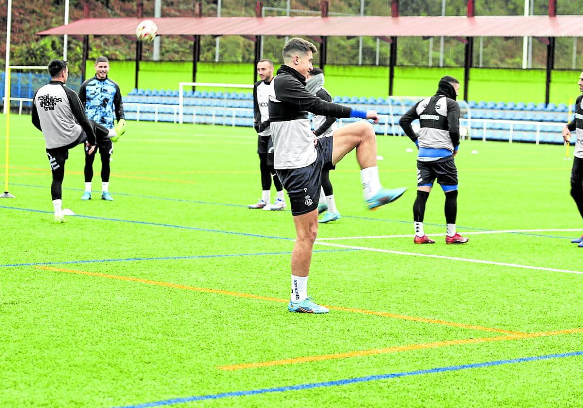 Entrenamiento del Real Avilés esta semana en las instalaciones de La Toba.