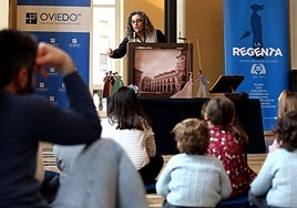 Los niños observan con atención el espectáculo de títeres de La Regenta en el Salón de Té del Teatro Campoamor.