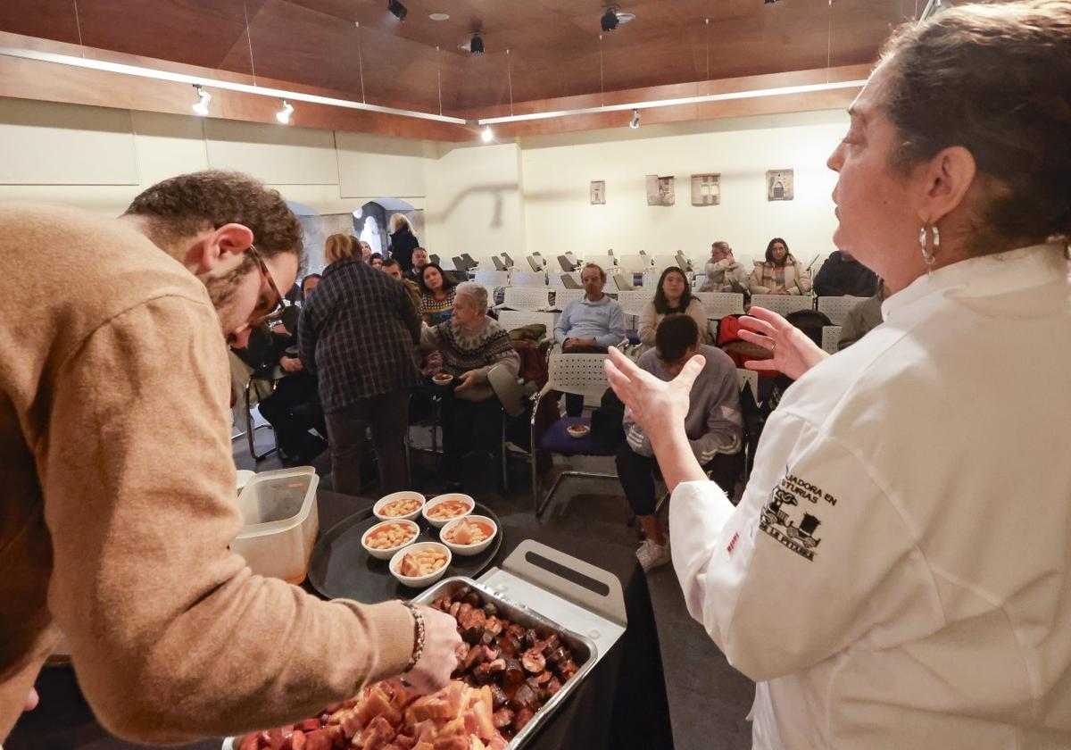 Pilar Meana, de La Cantina de Villalegre, explicó su receta de fabada.