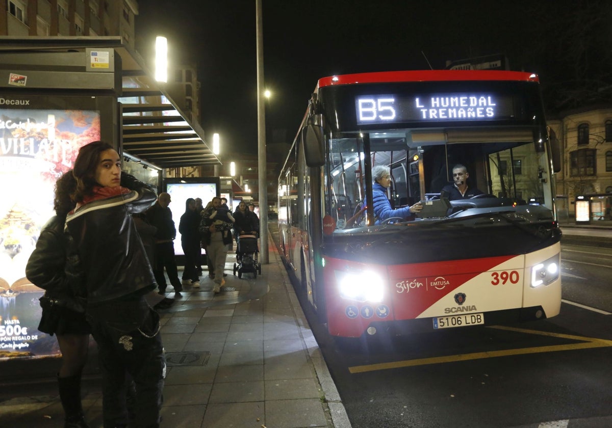 Un autobús del Búho 5, recogiendo pasajeros en la Acerona.