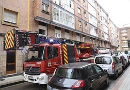 El camión escalera de los bomberos esta mañana en la calle Francisco de Asis