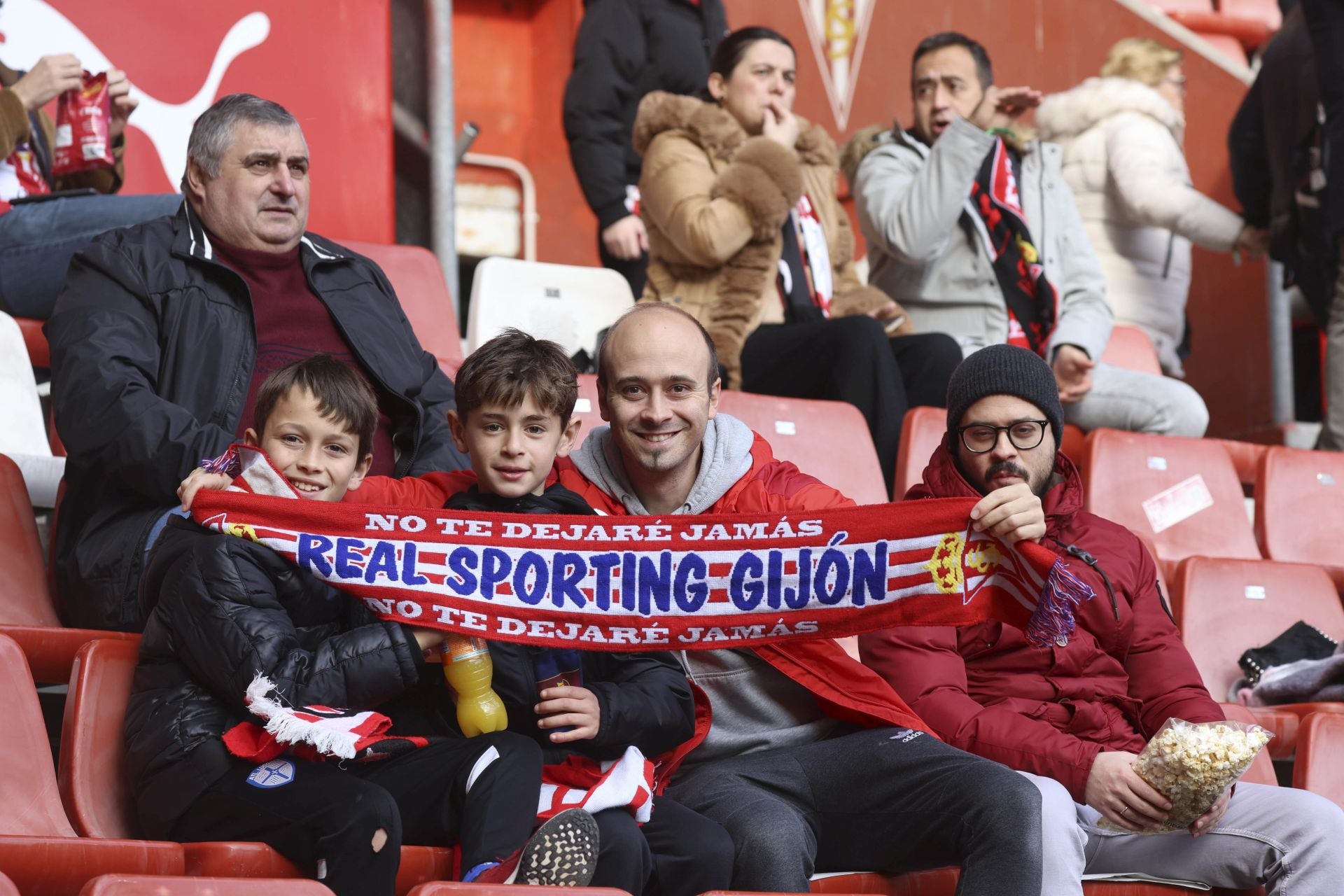 ¿Estuviste en el Sporting de Gijón - Burgos? ¡Búscate en las gradas de El Molinón!