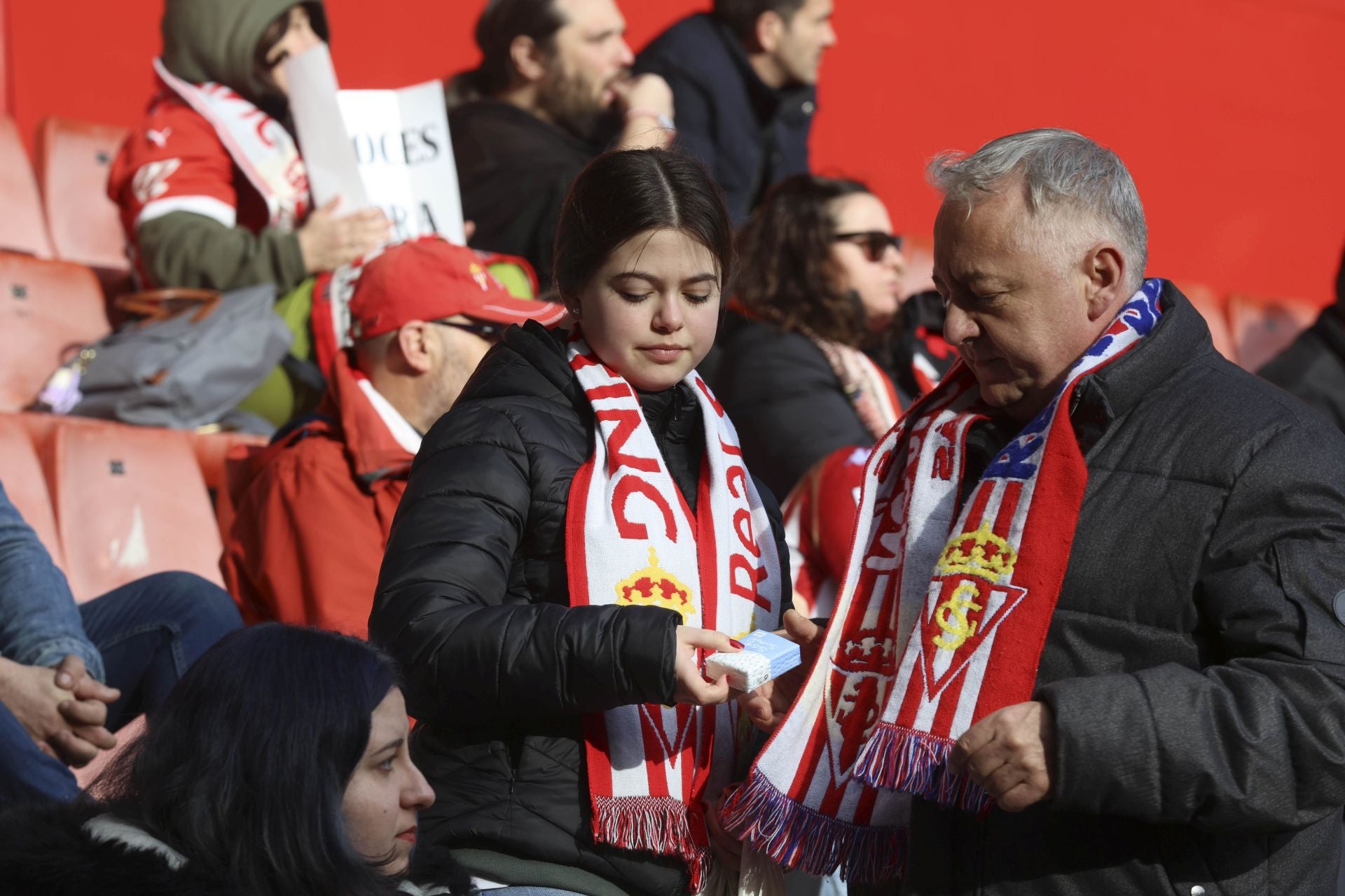 ¿Estuviste en el Sporting de Gijón - Burgos? ¡Búscate en las gradas de El Molinón!