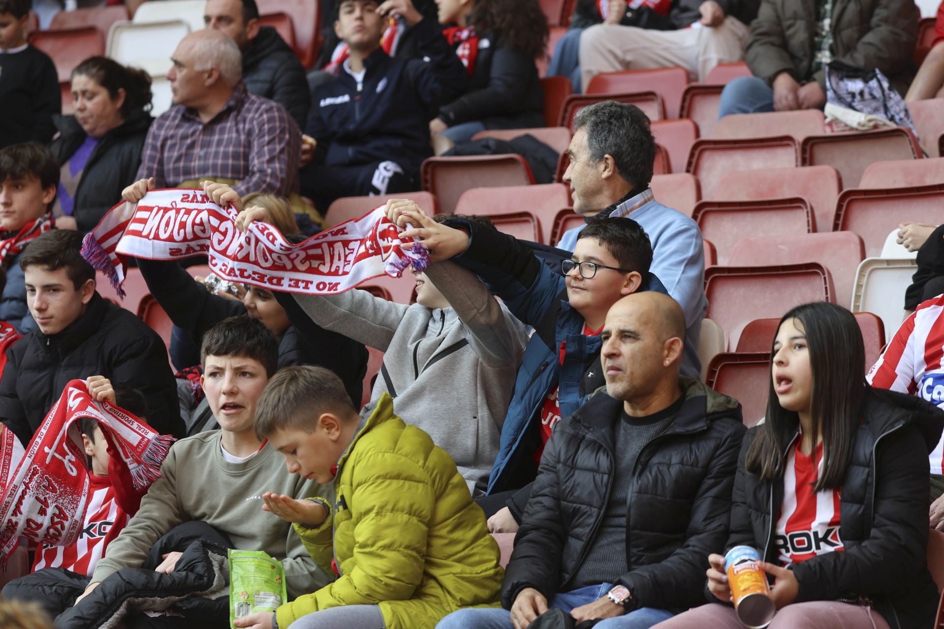 ¿Estuviste en el Sporting de Gijón - Burgos? ¡Búscate en las gradas de El Molinón!