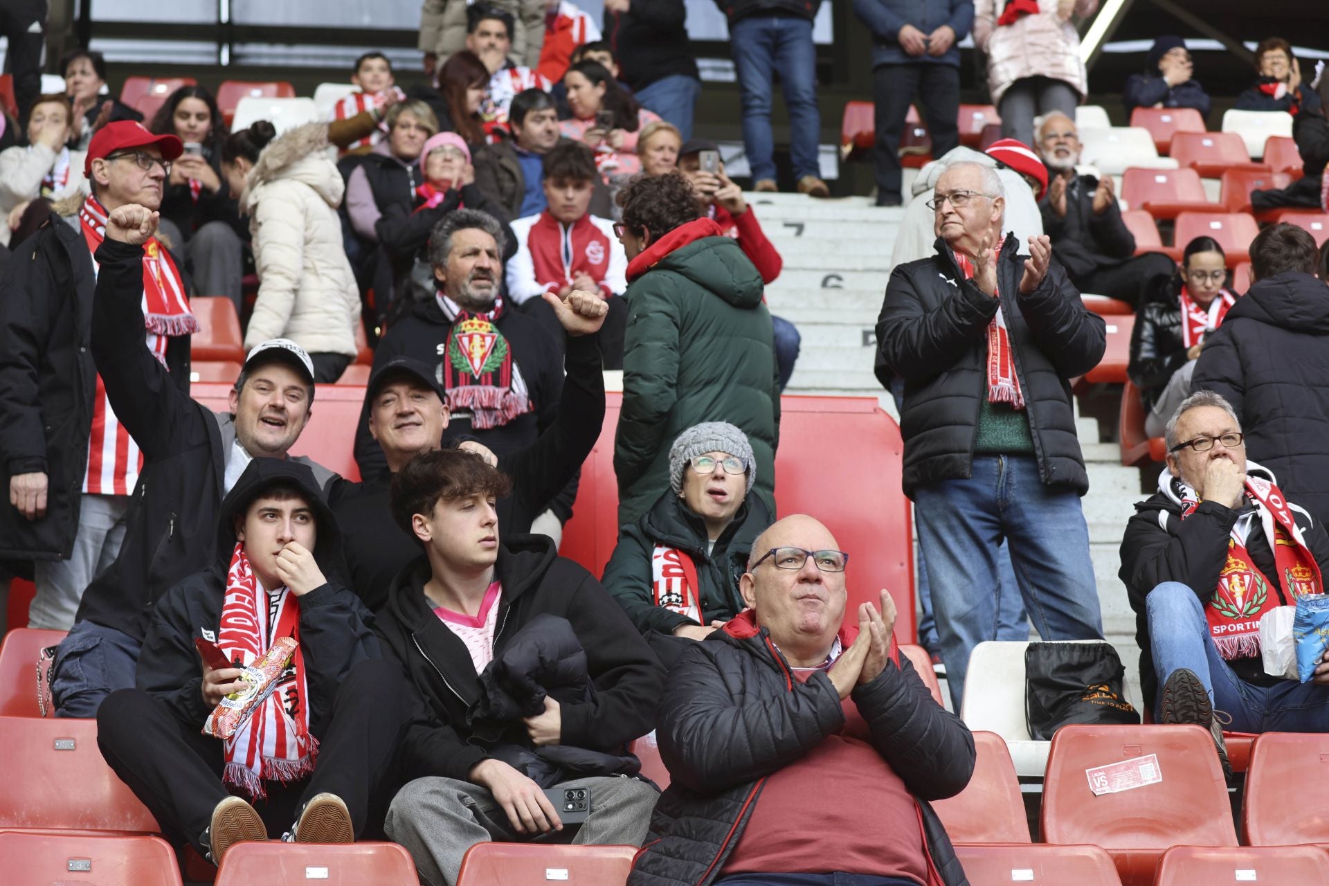 ¿Estuviste en el Sporting de Gijón - Burgos? ¡Búscate en las gradas de El Molinón!