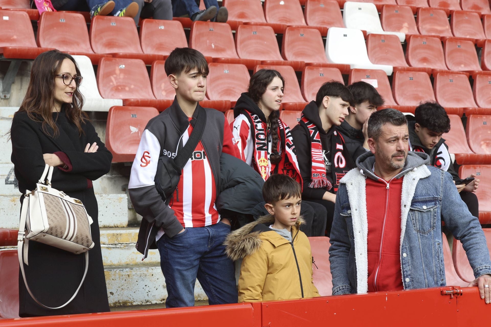 ¿Estuviste en el Sporting de Gijón - Burgos? ¡Búscate en las gradas de El Molinón!