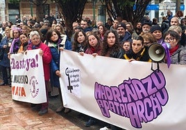 Concentración en Langreo contra la violencia machista y en repulsa del asesinato a una mujer en Sama.
