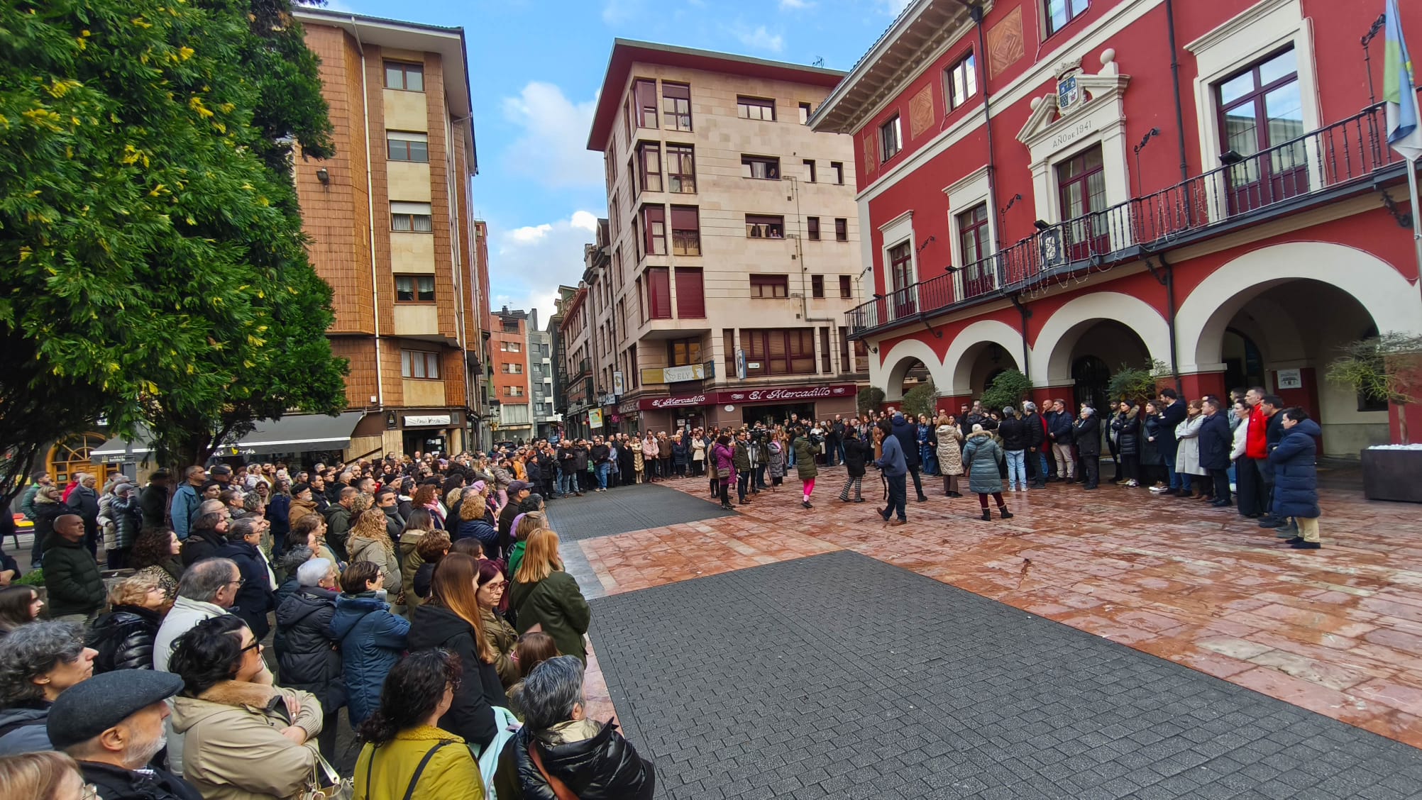 Multitudinaria manifestación en Langreo en repulsa por el asesinato machista